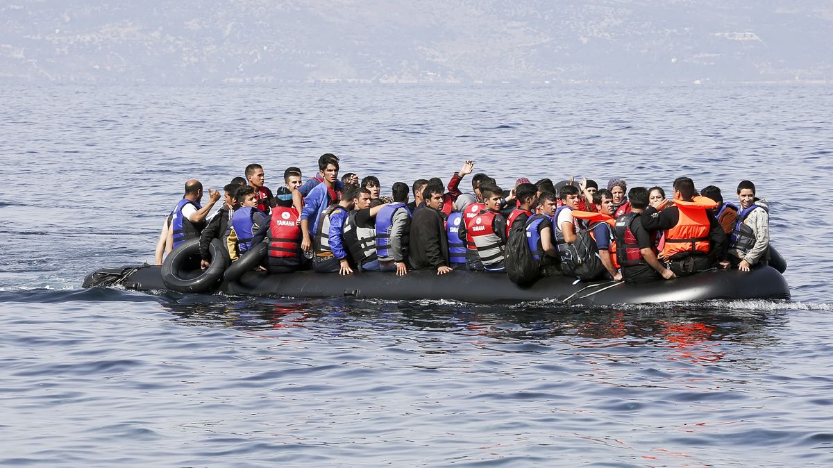 Nejméně 22 migrantů zemřelo po potopení člunu na cestě z Turecka do Řecka